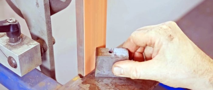 Wie man mit eigenen Händen ein Gerät herstellt und Scharnierscharniere herstellt
