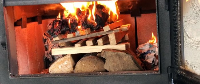 איך לשים עצים בתנור כדי להגדיל את זמן הבעירה מספר פעמים
