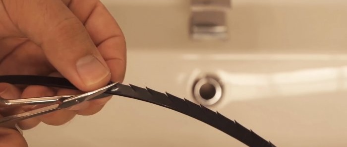 Hoe u een gootsteen en badkuipafvoer kunt reinigen zonder de sifon te demonteren