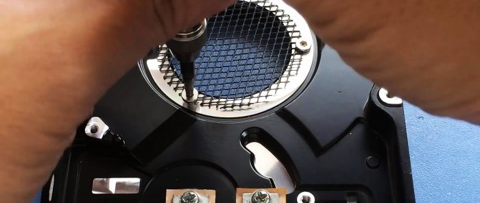 Kako napraviti indukcijsko kuhalo od 12 V u kućištu starog tvrdog diska
