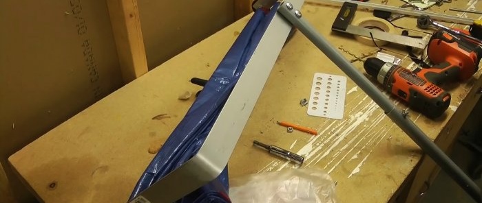 Πώς να φτιάξετε ένα εργαλείο για γρήγορη αφαίρεση του χιονιού από την οροφή χωρίς να σκαρφαλώσετε στην οροφή