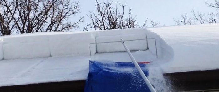 Çatıya çıkmadan karı çatıdan hızlı bir şekilde çıkarmak için bir alet nasıl yapılır