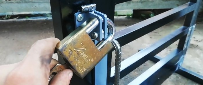 Comment fabriquer un loquet de porte à fermeture automatique avec une poignée à partir de restes de métal