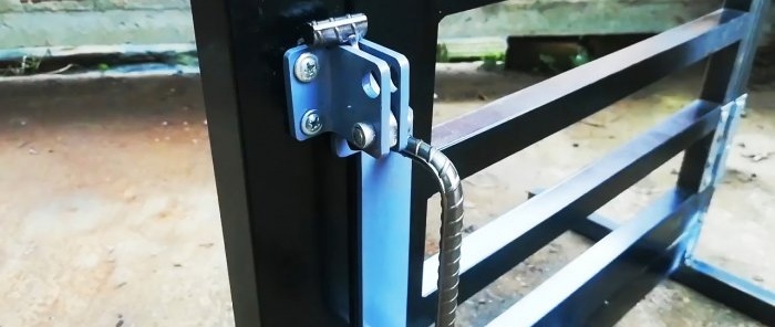 Cara membuat selak pintu tertutup sendiri dengan pemegang daripada sisa logam