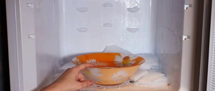 Slik reduserer du isfrysing betraktelig i fryseren Nyttig life hack for tining av kjøleskapet.