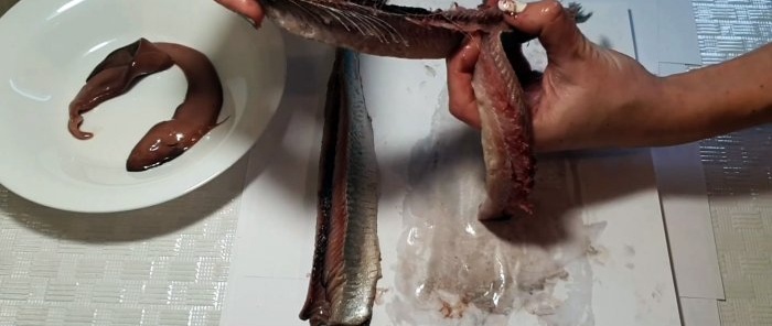 A tear-off method to quickly cut herring into boneless fillets