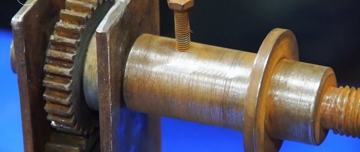 Ručný brúska vyrobený zo starých ozubených kolies