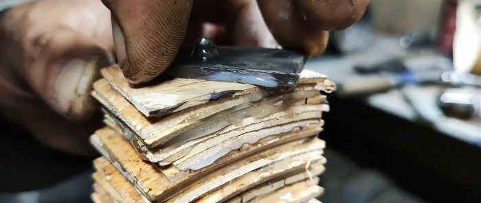 Rukoväť noža z brezovej kôry pre domácich majstrov