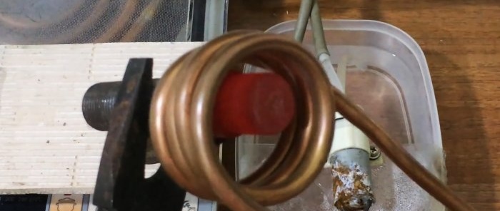 Hvordan lage en hurtigvarmer fra en induksjonskomfyr for smiing og herding av metall