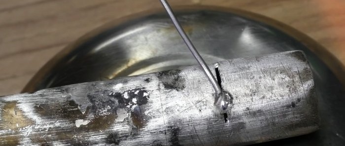 Een elementaire methode voor het solderen van aluminium met een gastoorts