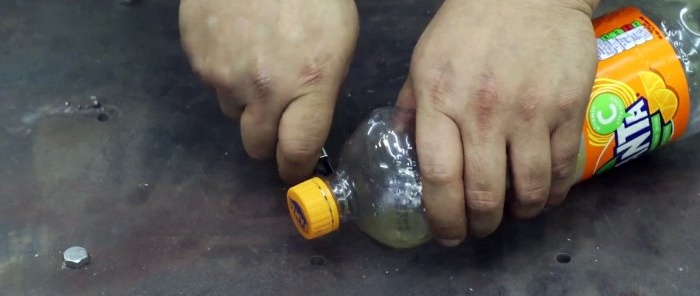 Jak vyrobit zařízení na správné broušení vrtáků do kovu z víček od PET lahví