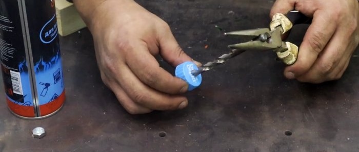 Hoe je een apparaat maakt voor het goed slijpen van boren voor metaal uit PET-flesdoppen