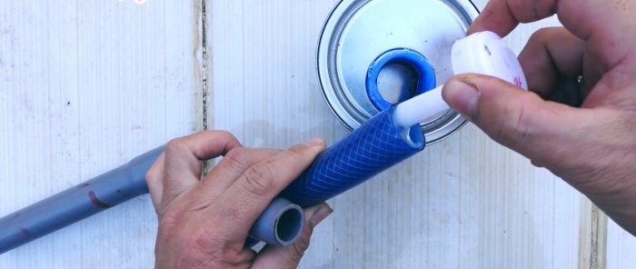 כיצד לחבר בצורה מאובטחת צינור פלסטיק לצינור גינה ללא אביזרים מיוחדים ומהדקים
