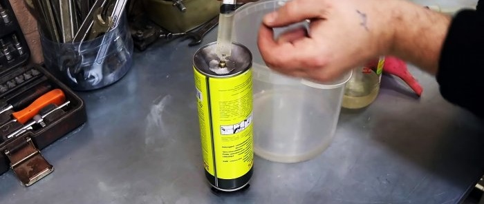 Kaip pasidaryti daugkartinį butelį ginklui plauti su poliuretano putomis