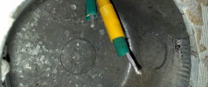 Cómo reemplazar un enchufe si los cables son cortos
