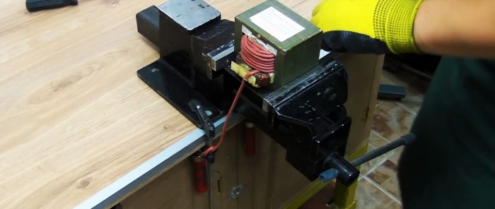 Pašdarināta metināšanas iekārta no mikroviļņu transformatoriem ar strāvas vadību