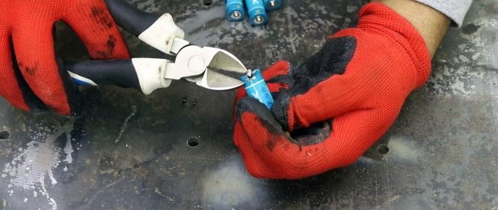 Welding thin metal and twists with a graphite rod from a battery