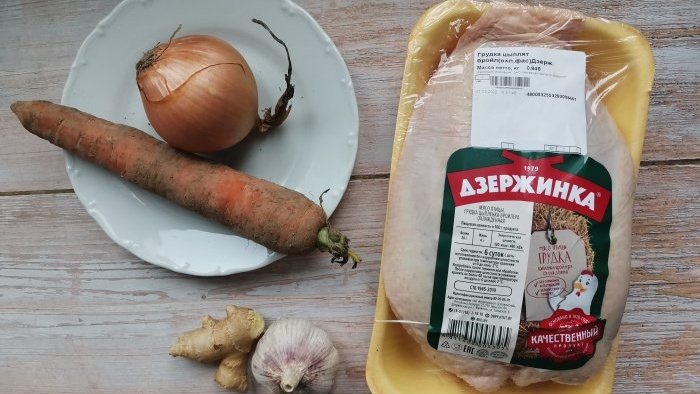 Brodo di pollo anti-Covid con zenzero e aglio