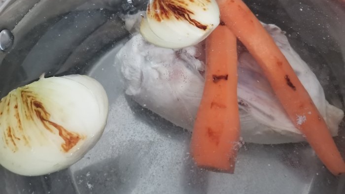 Анти-Цовид пилећа чорба са ђумбиром и белим луком