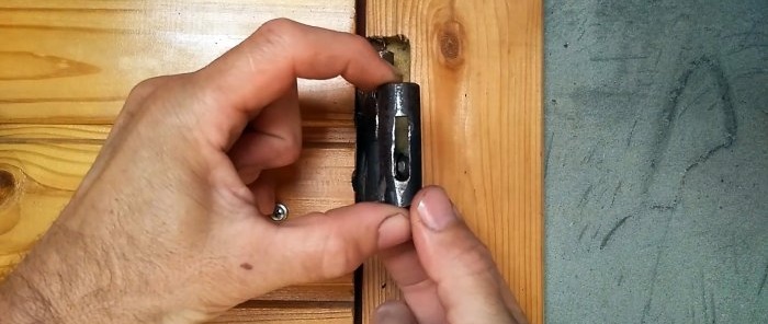 Hoe u een deurscharnier kunt aanpassen en er een zwaartekrachtdeurdranger van kunt maken