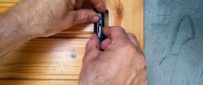 Kā modificēt durvju eņģes un pārvērst to par gravitācijas durvju aizvērēju
