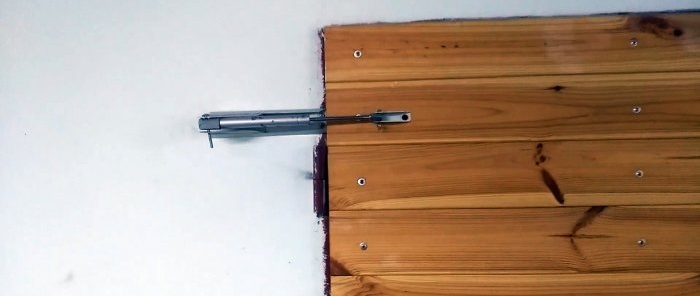 So modifizieren Sie ein Türscharnier und verwandeln es in einen Schwerkrafttürschließer
