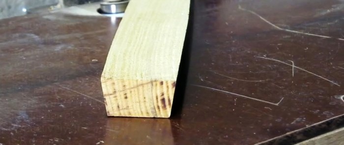 Wie man aus einem alten Baumstamm ein Fass macht