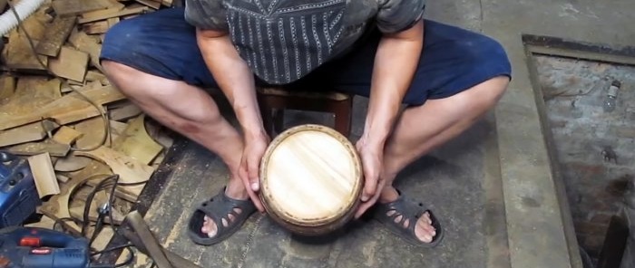 Hvordan man laver en tønde fra en gammel træstamme