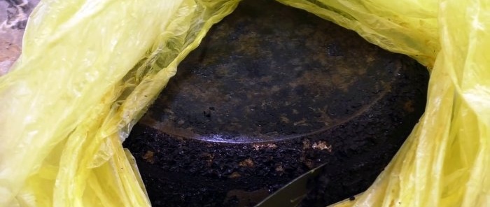Hogyan tisztítsuk meg a régi serpenyőket a régi szénlerakódásoktól olcsó termékek segítségével, és tegyük tapadásmentessé
