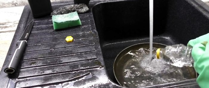 Πώς να καθαρίσετε παλιά τηγάνια από παλιές αποθέσεις άνθρακα χρησιμοποιώντας φθηνά προϊόντα και να τα κάνετε αντικολλητικά