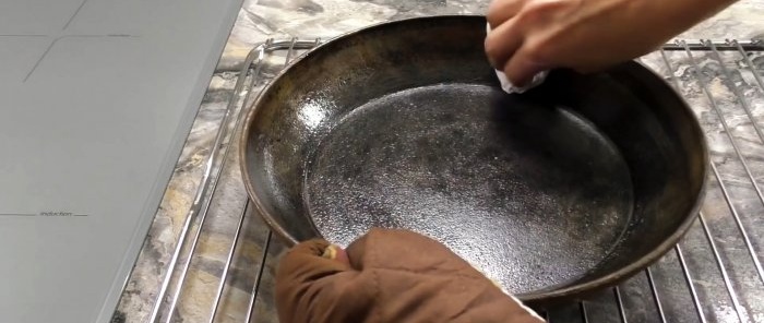Cómo limpiar sartenes viejas de depósitos de carbón viejos con productos baratos y hacerlas antiadherentes