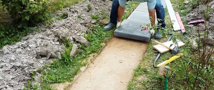 Cómo hacer un camino de jardín ideal sin escalones ni huecos con losas de pavimento de 500x500 mm