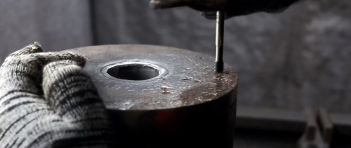 Cómo hacer una estufa sencilla a partir de una tubería con llenado de una sola vez y llama ajustable
