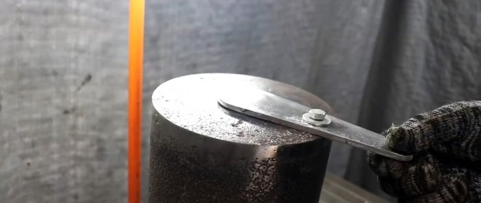 Hvordan lage en enkel komfyr fra et rør med engangsfylling og justerbar flamme