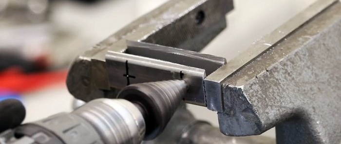 Paano gumawa ng ikatlong braso para sa pag-install at welding work mula sa mga scrap na materyales