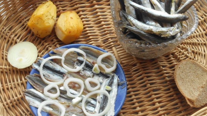 Come marinare deliziosamente il pesce Hamsa salato e speziato