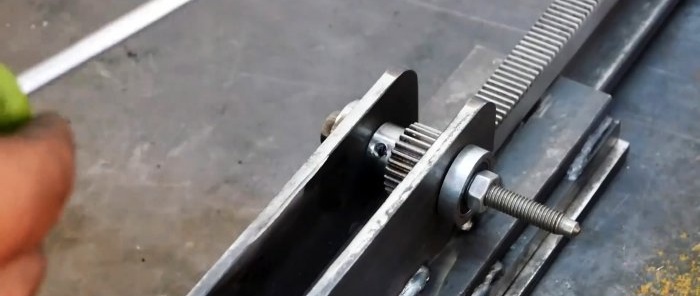 Do-it-yourself portable drilling machine na may electromagnetic sole mula sa hand drill