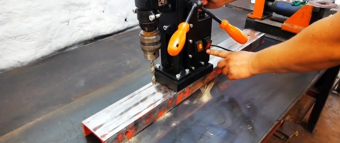 Do-it-yourself portable drilling machine na may electromagnetic sole mula sa hand drill