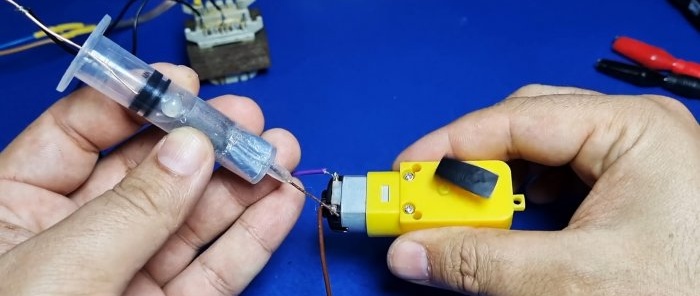 Análogo de diodo casero a partir de accesorios simples.