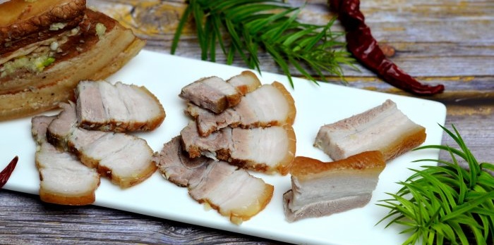 Pork belly boiled in onion skins