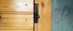 Πώς να τροποποιήσετε έναν μεντεσέ σε μια αόρατη πόρτα κλεισίματος