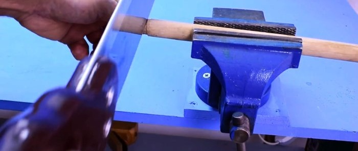 2 opciones sobre cómo reparar el soporte de plástico en el mango de una escoba o un cepillo de trapeador