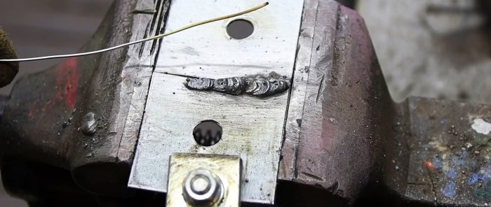 3 sätt att svetsa metaller med en grafitstav från ett AA-batteri