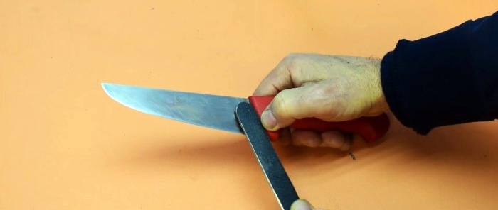4 manieren om een ​​mes te slijpen als je geen slijper of wetsteen hebt