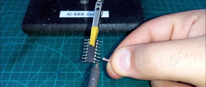 Detector elementar de fiação oculta em um microcircuito