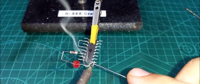 Detector de cableado oculto elemental en un microcircuito.