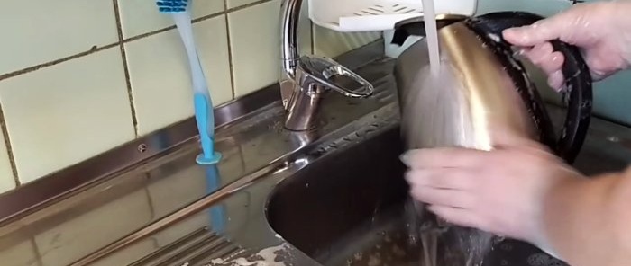 Jak a čím rychle vyčistit skvrny od nerezového nádobí