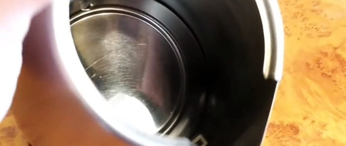 Hoe en waarmee vlekken van roestvrijstalen serviesgoed snel verwijderen