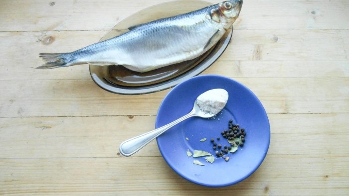 Cara mengasinkan herring dengan cara yang sangat lazat: 3 kaedah pengasinan kering