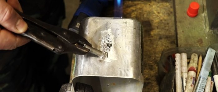 Cum să lipiți în mod fiabil o piesă de aluminiu cu tablă obișnuită fără electrozi speciali de sudură și chiar fără flux